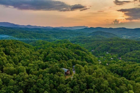 Panorama Mountain View Cabin, Less than 10 miles from Gatlinburg and Dollywood, Dog Friendly, 6 Bedrooms Sleeps 17, Fire Pit, HotTub, Washer Dryer, Fully loaded Kitchen, GameRoom with a TV, Pool Table